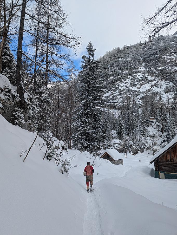 Höhle und Schnee: im Schlaz auf der Schönbergalm